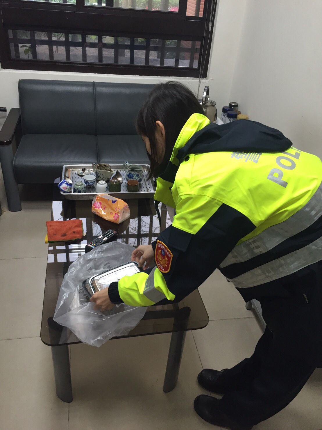 土城金城派出所女警自掏腰包幫莊男母親買便當。