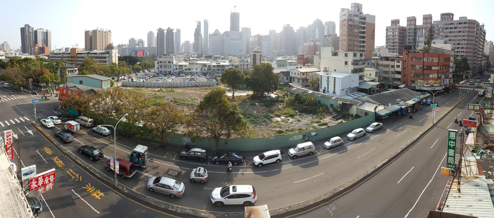 位於台中市青海路與惠中路口的台中市惠來厝段社會住宅基地,外觀圍滿籬笆,等待願意參與BOT的興建商。