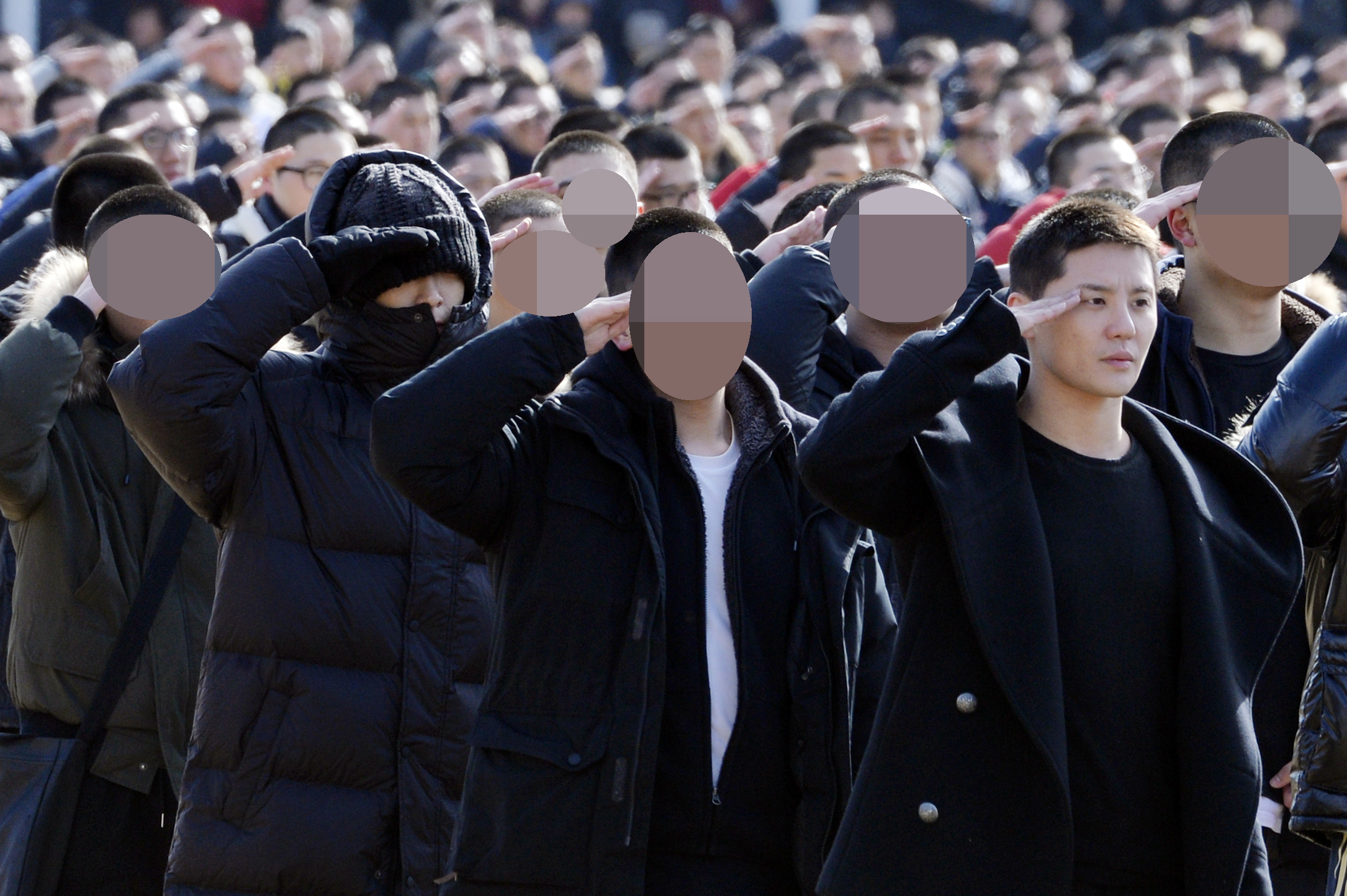 在集合場也沒把帽子脫下的T.O.P顯得醒目。（東方IC）