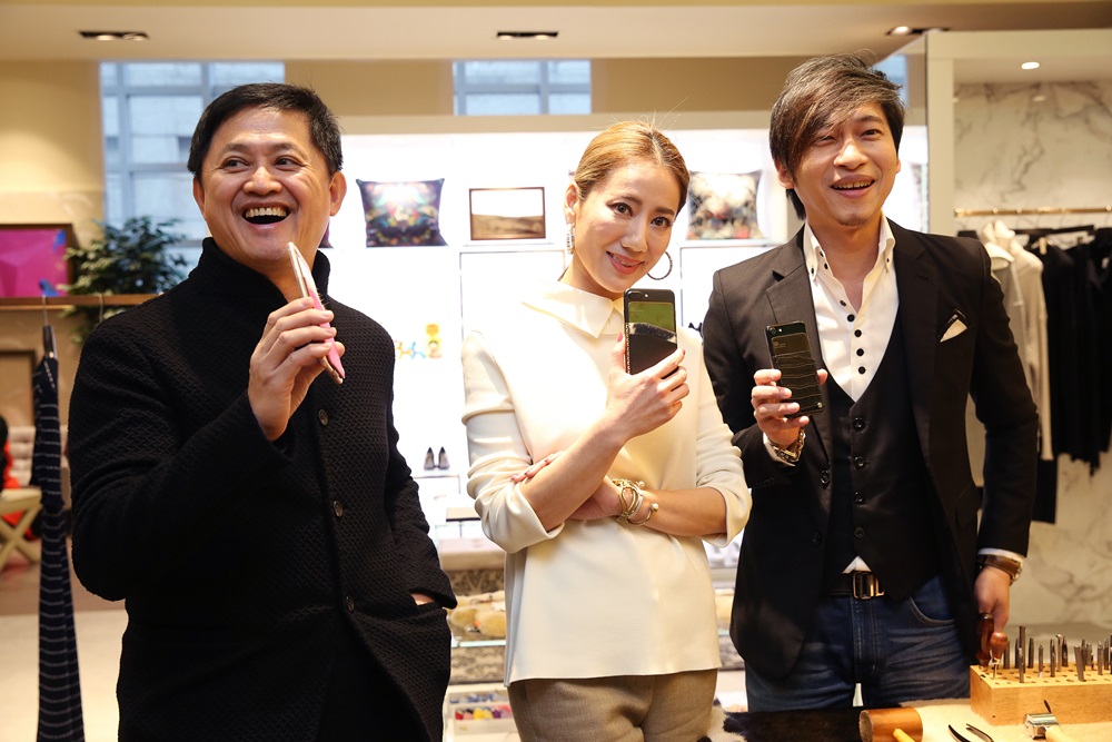 和碩董事長童子賢（左）旗下的設計品牌PEGACASA與名媛設計師盧南君（中）的飾品品牌MOMO'S MARCH聯名合作，推出精品手機殼。 