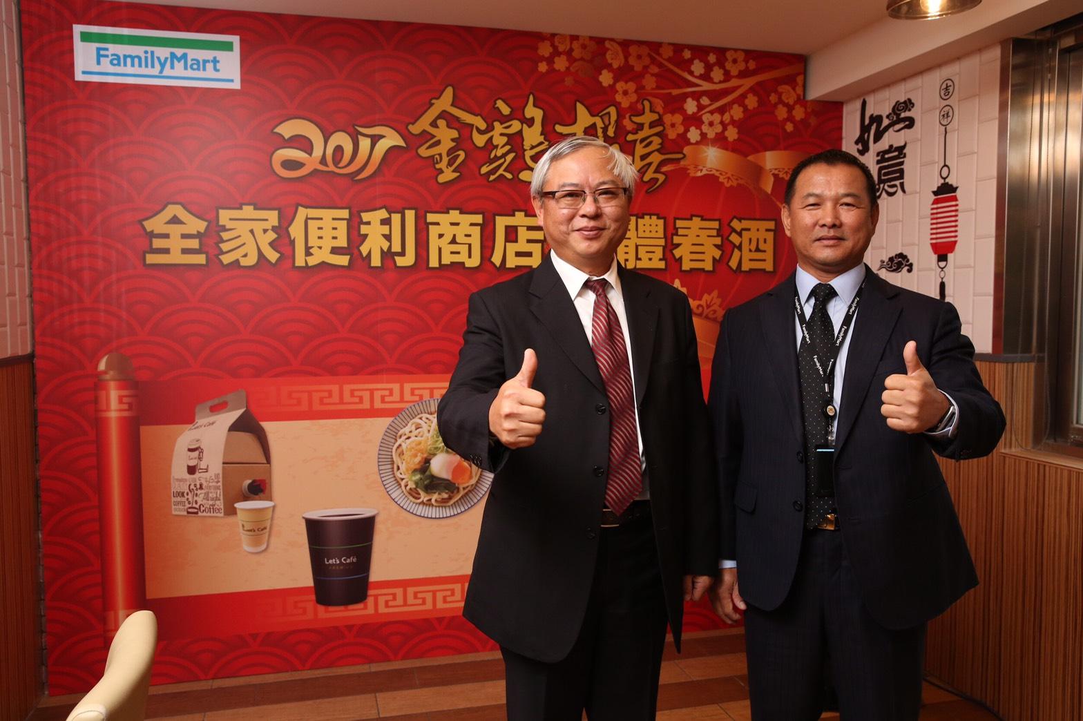 全家便利商店總經理薛東都（右）向媒體說明最新的熟客計畫（左為全家便利商店董事長葉榮廷）。