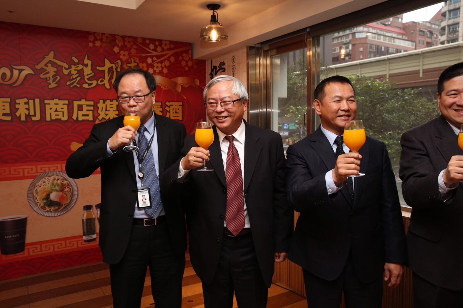 全家便利商店董事長葉榮廷（中），喊出2020年營收拚1,000億元目標（左為全家執行副總吳勝福、右為總經理薛東都）。