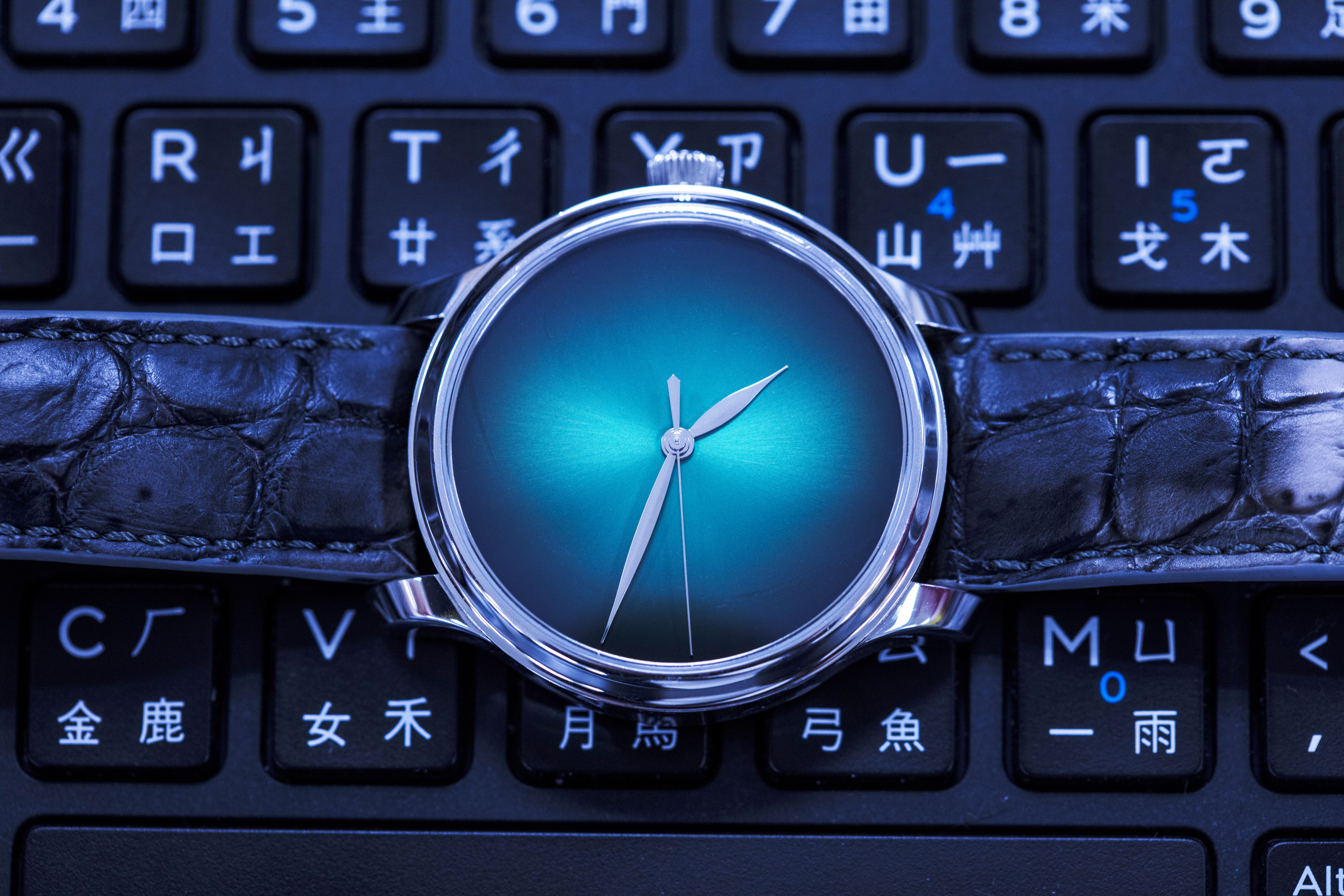 【無修正試戴】 沒有時標的日子。H.MOSER & CIE  Endeavour Centre Seconds Concept Cosmic Green七日鍊腕錶