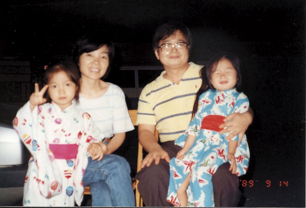 夫妻倆年輕時忙於創業，2個女兒寄住日本外公家，寒暑假才能團圓。（柏諦提供）