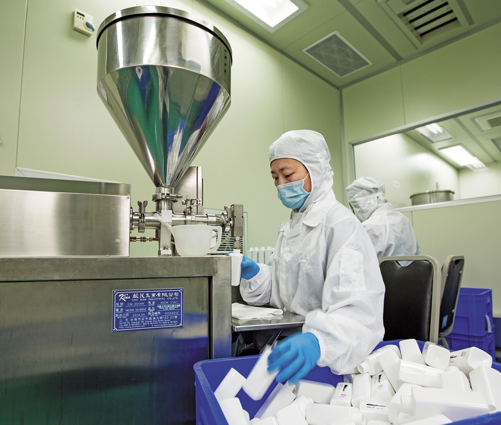 南投工廠符合GMP （優良製造標準）認證。圖為工作人員忙著填裝乳液類產品。