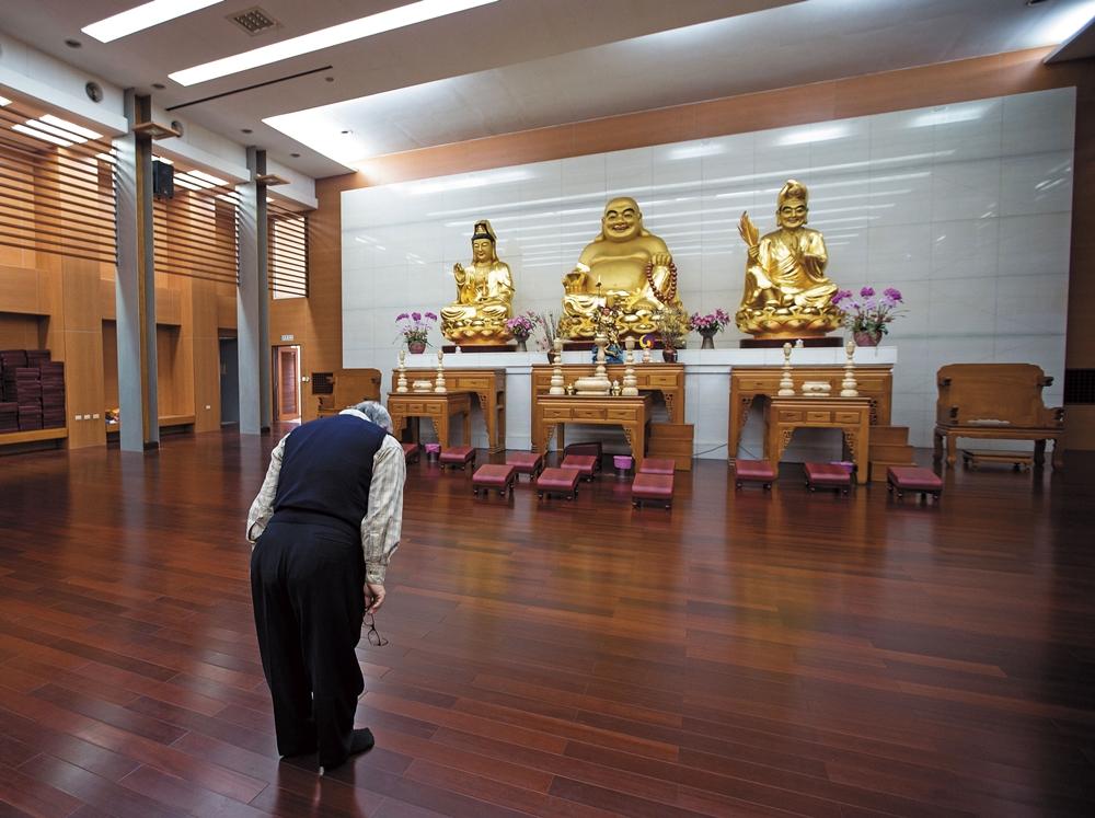 李志誠在工廠頂樓設有一貫道佛 堂，假日也開放員工禪修禮佛。