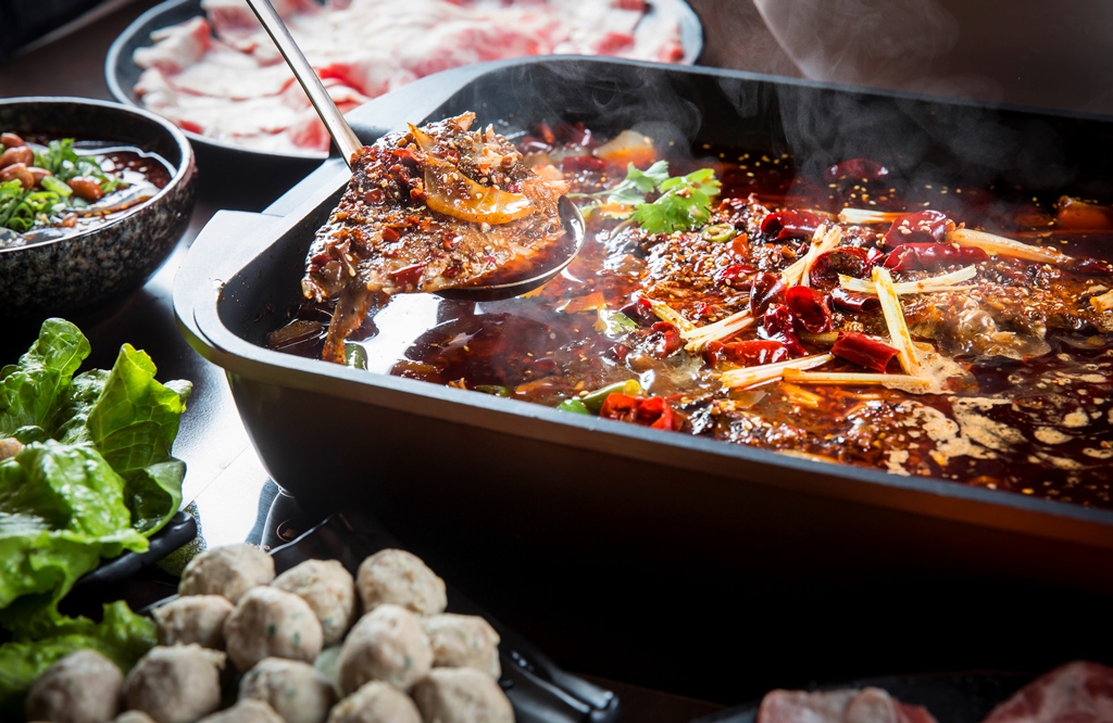 來自重慶的烤魚鍋，香辣微麻，魚肉鮮嫩。（880元/鍋）