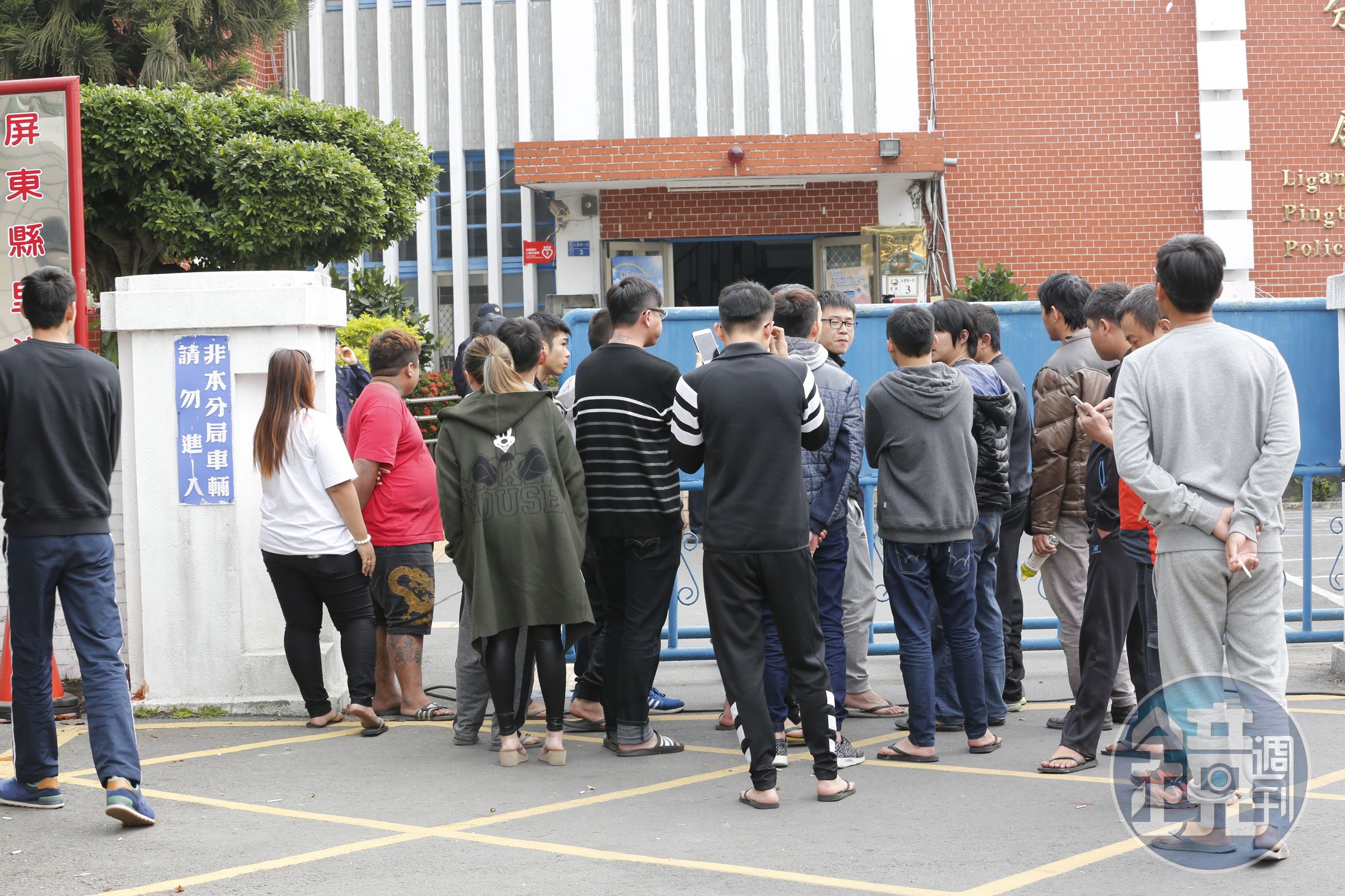 里港分局門口聚集不明人士，疑似要給兇嫌教訓，警方不敢大意派員戒備。