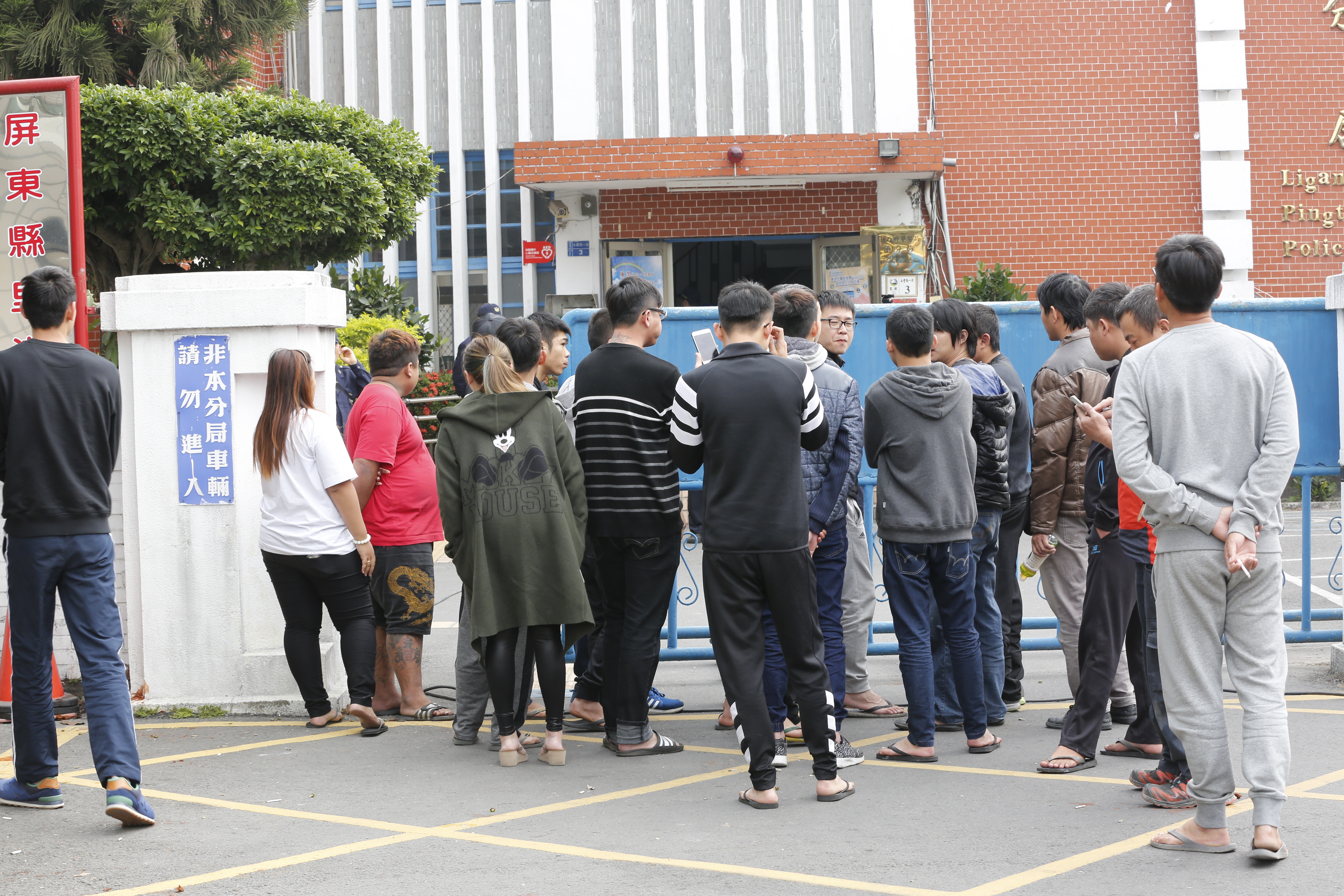 里港分局門口聚集不明人士，疑似要給兇嫌教訓，警方不敢大意派員戒備。