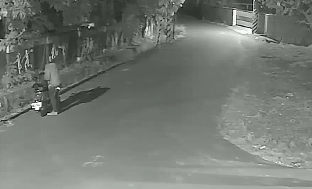 警方出示監視器畫面顯示，王嫌犯案後將證物丟棄水溝。