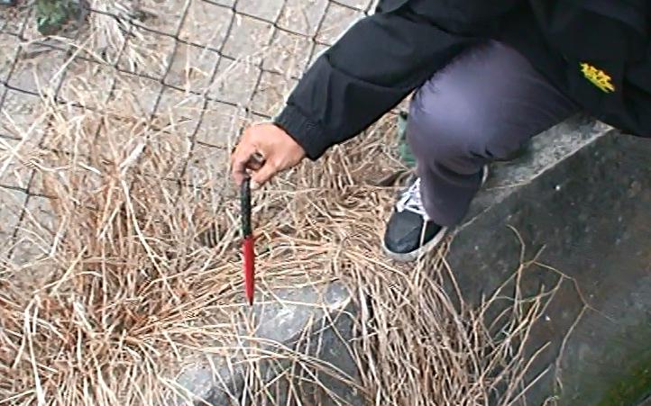 嫌犯殺人後將兇刀隨手丟棄在路旁水溝。