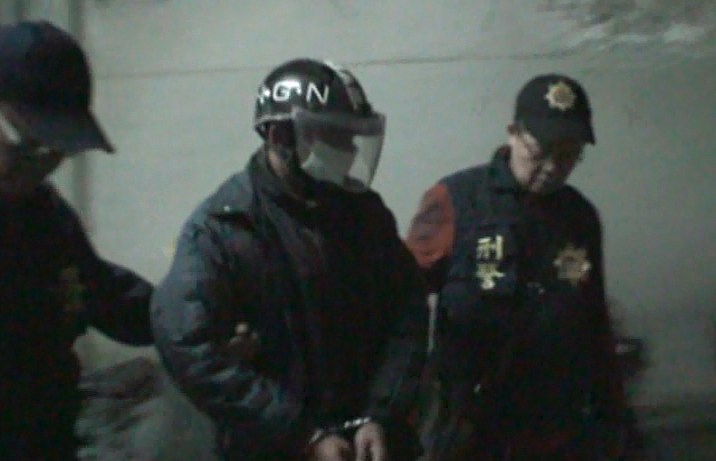 王嫌投案後，還矢口否認殺人，警方出示證據後，讓他百口莫辯。