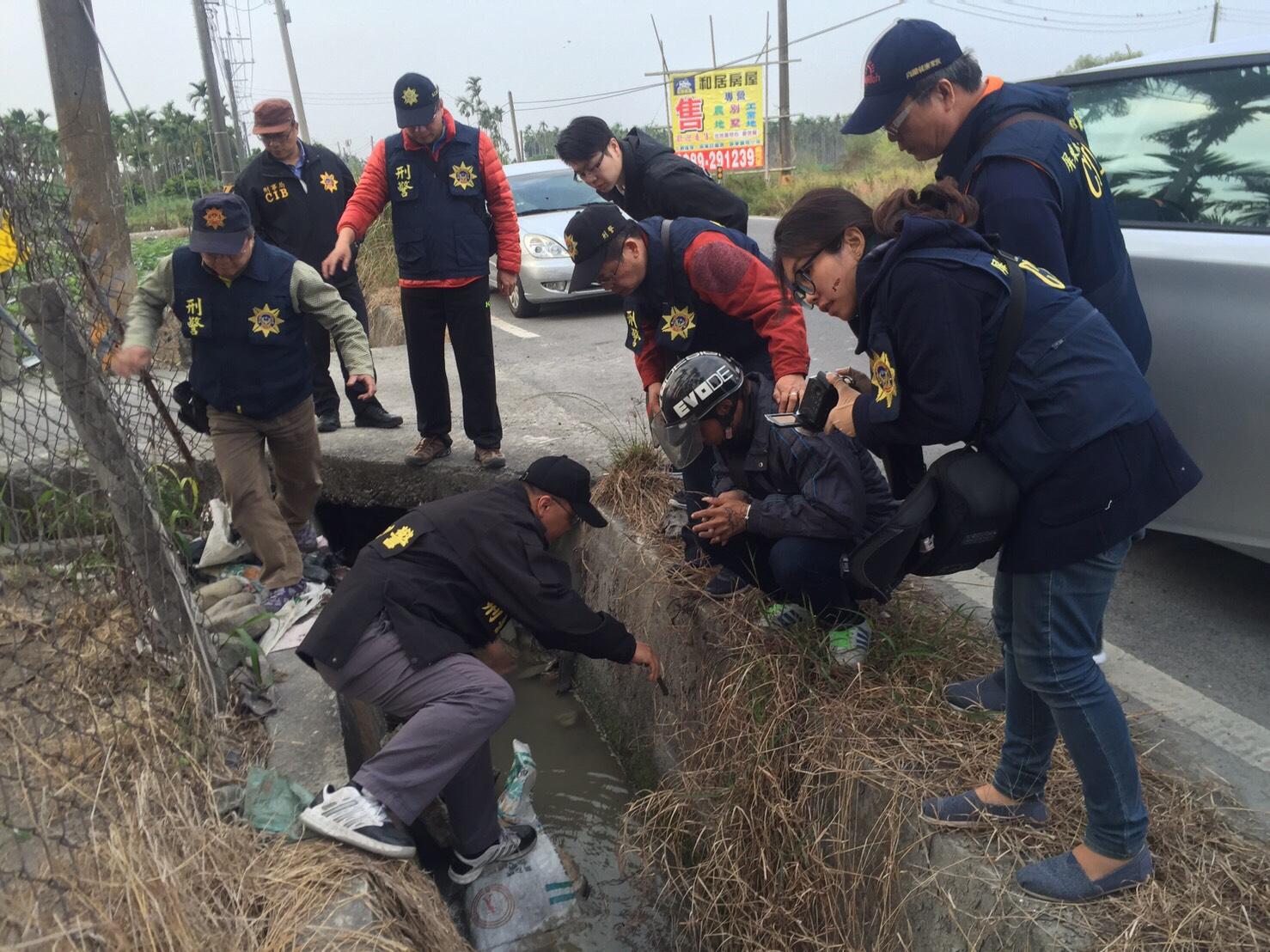 警方帶著兇嫌在水溝內搜尋作案兇刀。