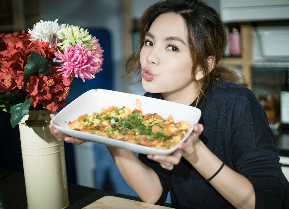 Ella陳嘉樺挺著孕肚大展廚藝，在愛最大頻道料理世界名菜─蕃茄炒蛋。