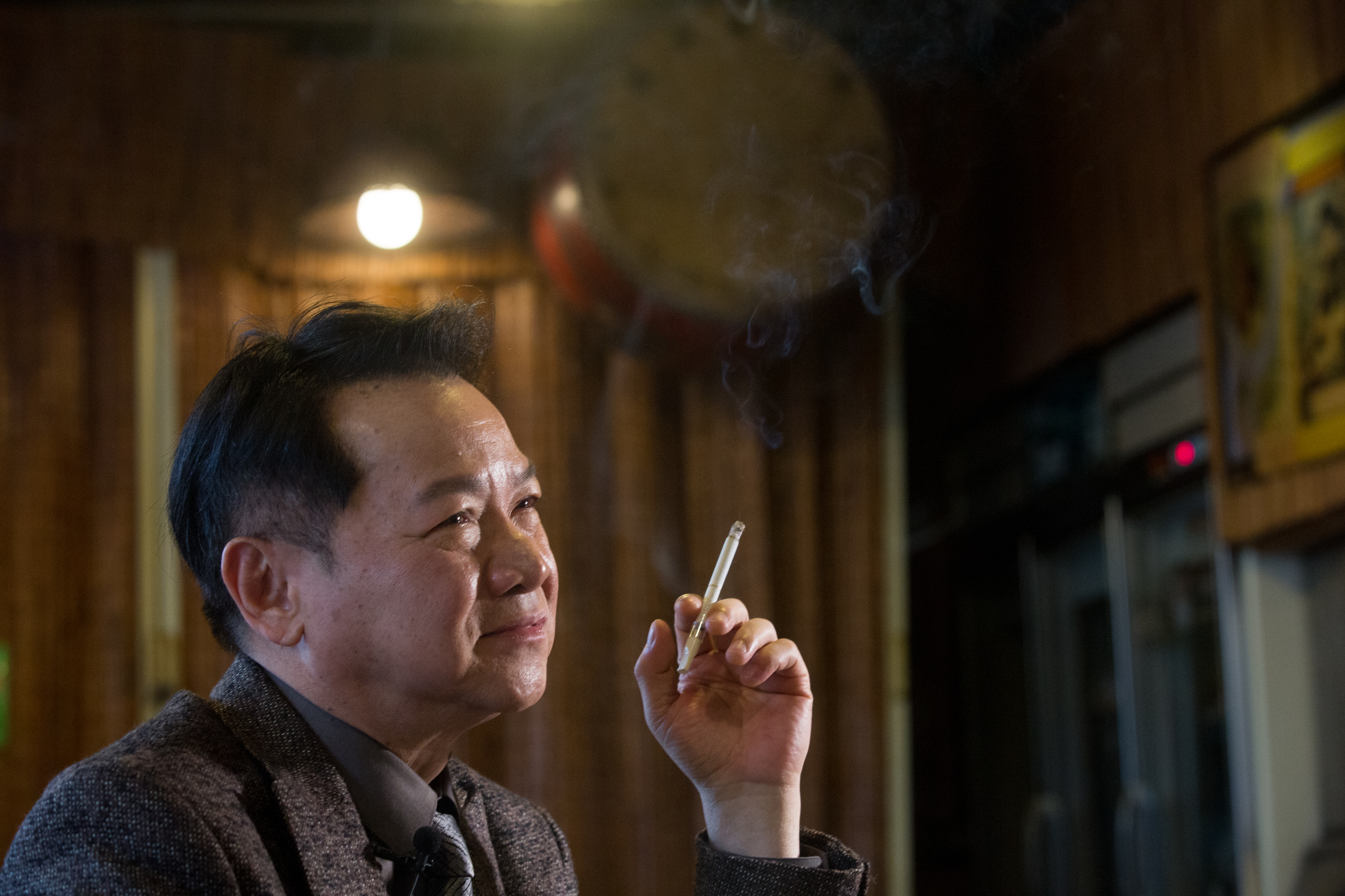 談到「拚」,葉啟田眉頭深鎖,忍不住點了一根菸。
