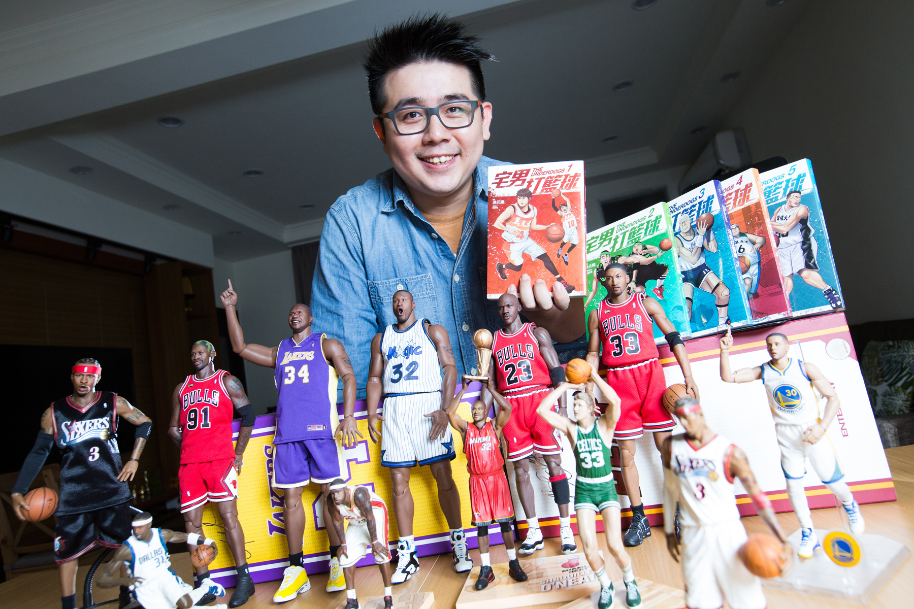 《宅男打籃球》作者洪元建相當喜愛運動,尤其是NBA,工作室裡有許多球員公仔收藏。