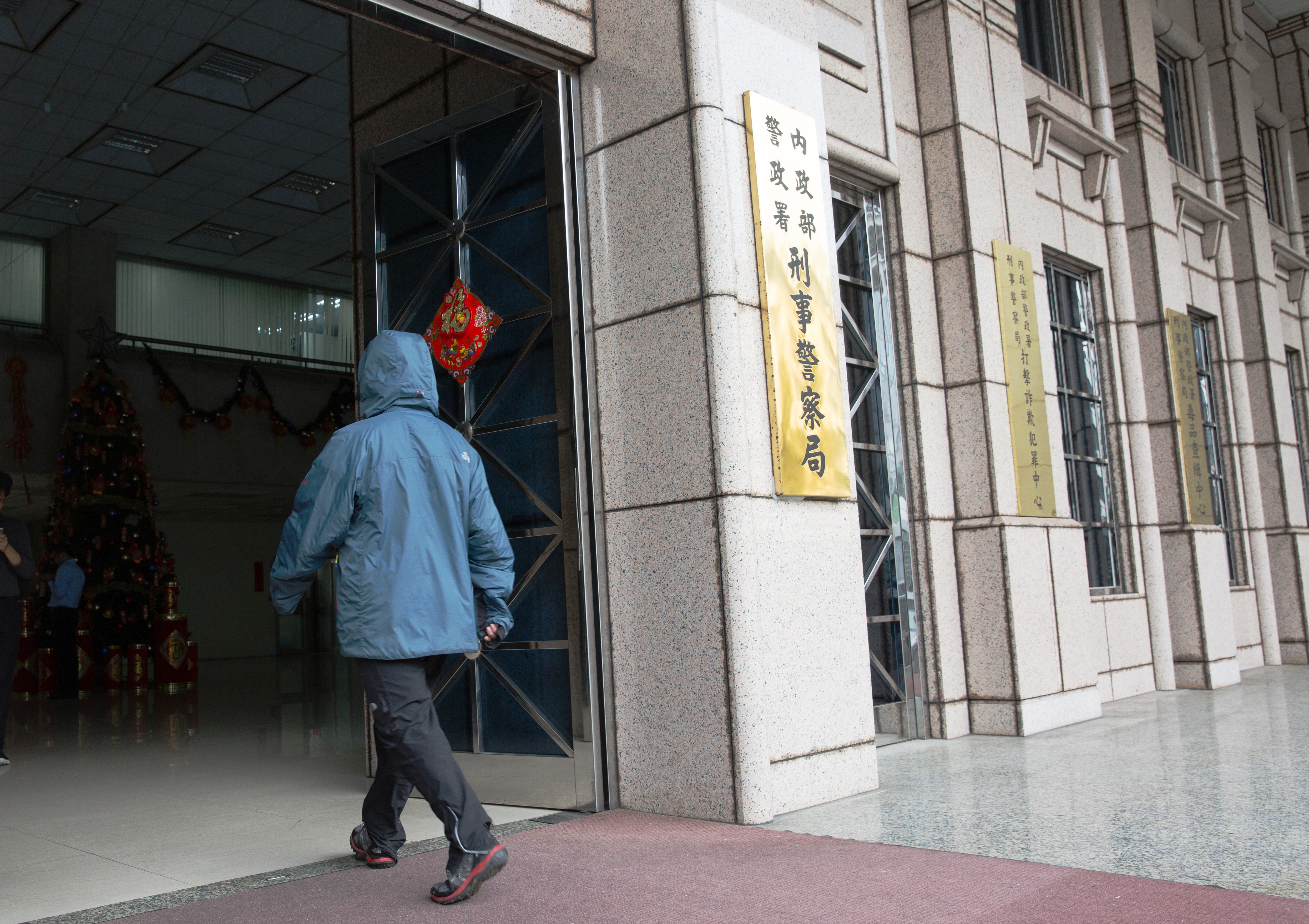 小文至刑事局檢舉該對情侶的惡行，並尋求司法協助。