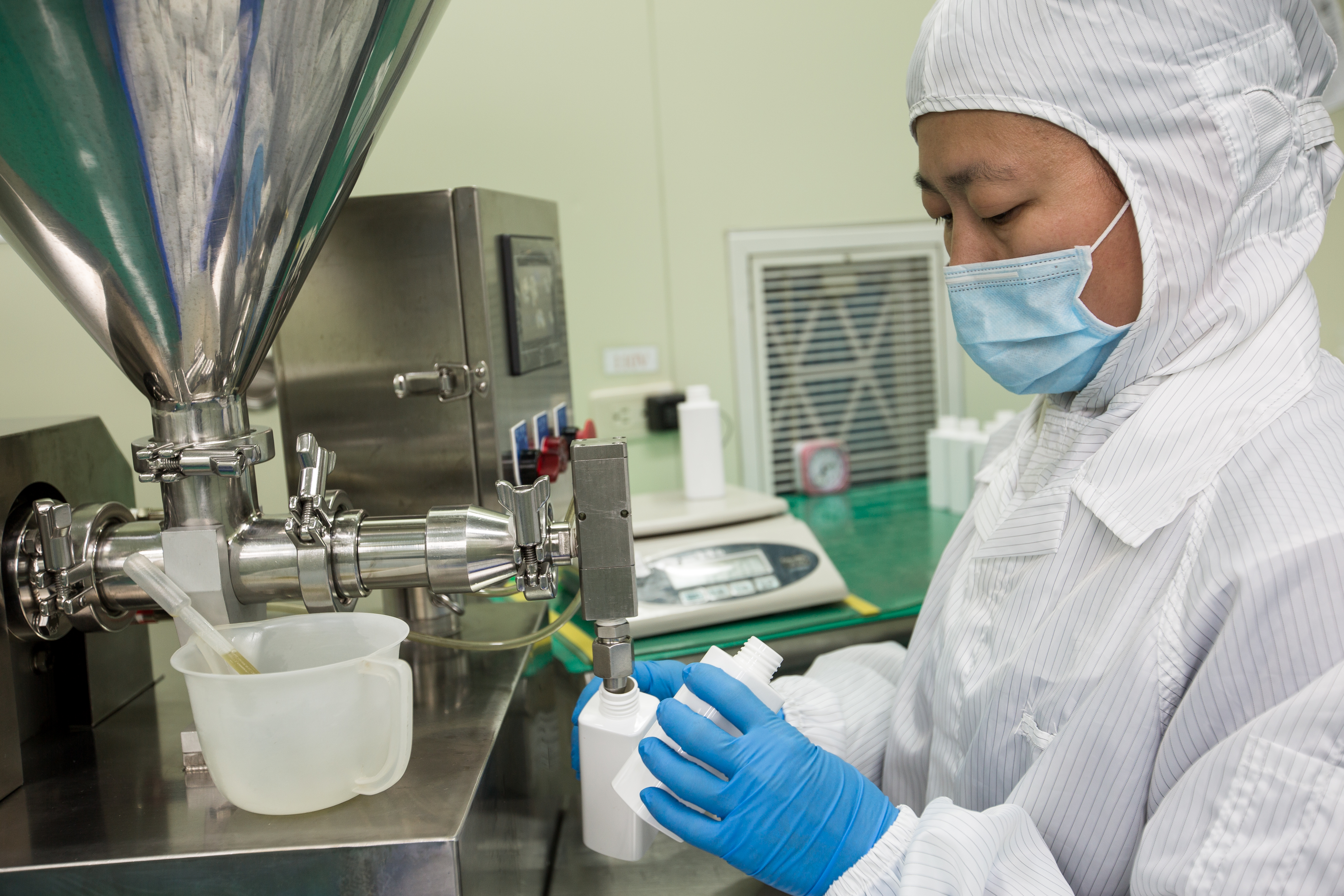 柏諦集團南投廠工作人員正在填裝乳液類產品。