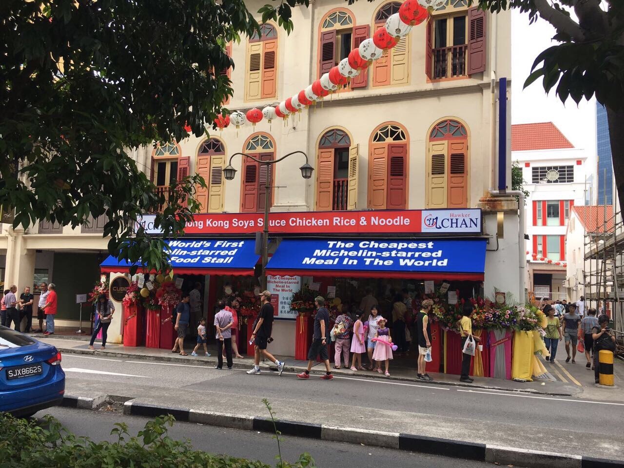 「了凡」發源於新加坡牛車水大廈，自2016年獲得摘星認證後，成為各國旅客必朝聖的據點-圖為新加坡了凡門市。