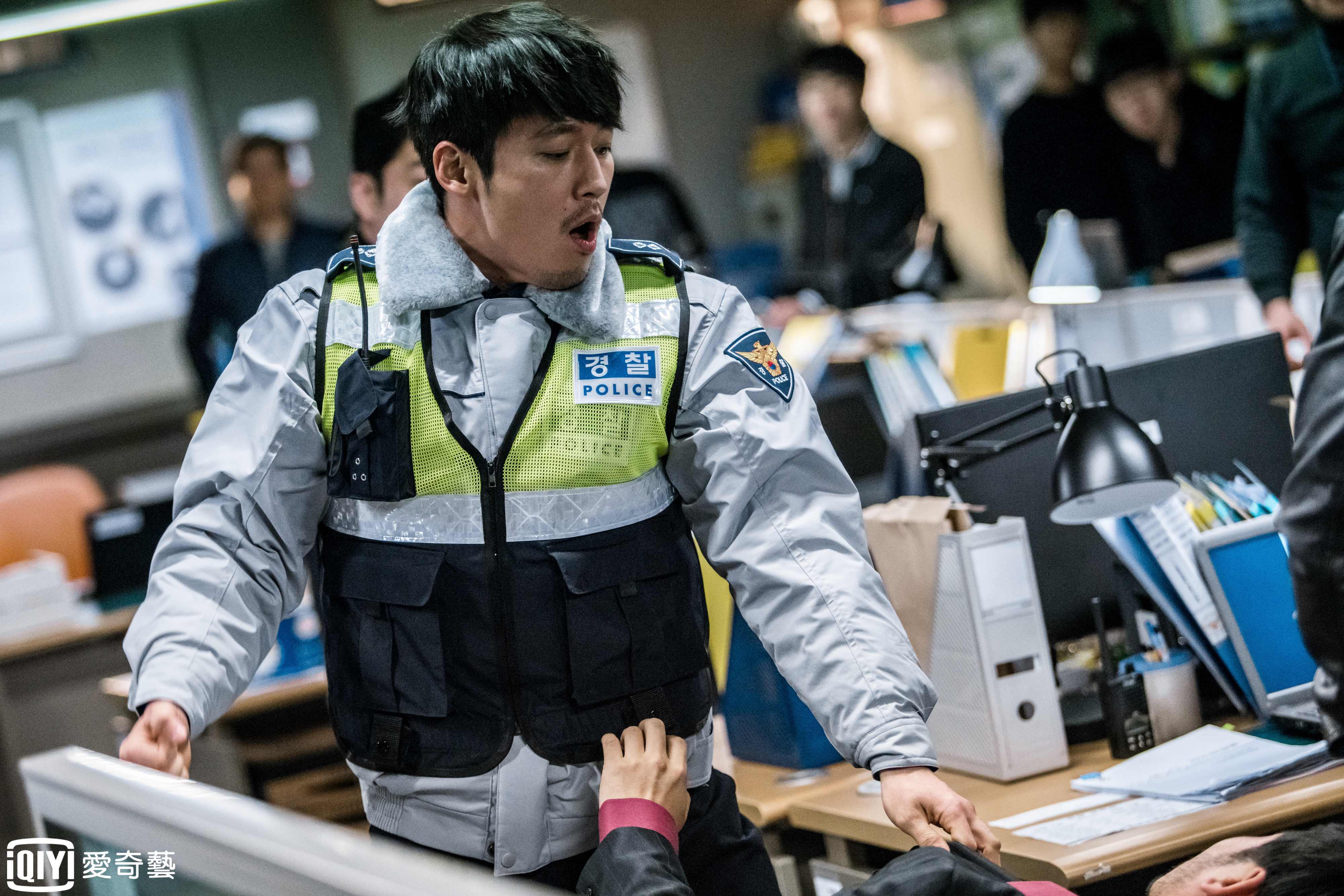 韓國硬底子演員張赫與李荷娜合作，改編自韓國真實社會案件的緊湊劇情，有2017年《SIGNAL信號》之稱。