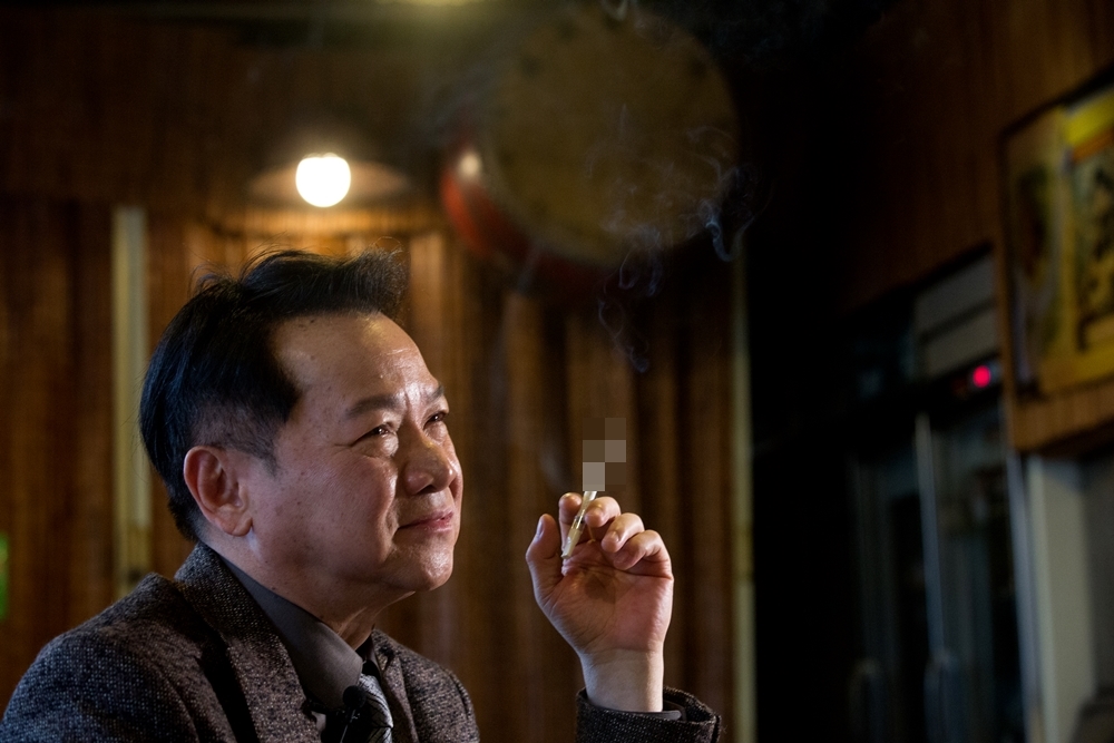 談到「拚」,葉啟田眉頭深鎖,忍不住點了一根菸。