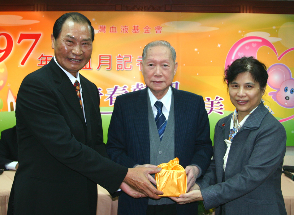血液基金會執行長張英二（左）， 曾被踢爆領雙薪。翻攝自血液期金會網站