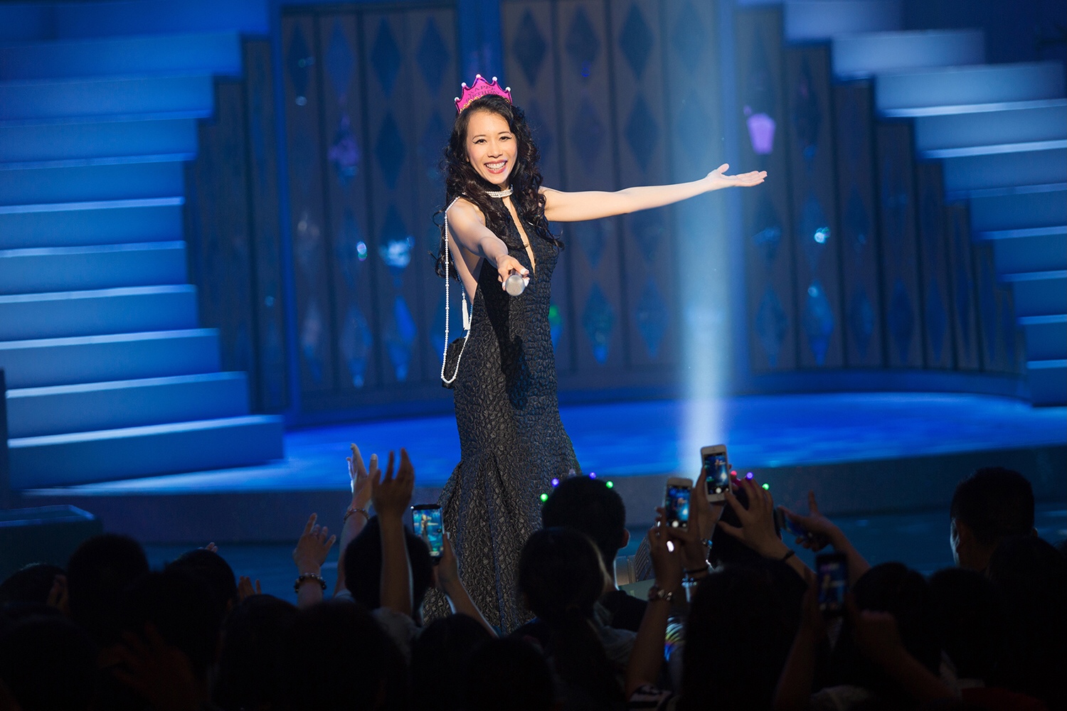 莫文蔚的〈愛我的請舉手〉，讓人聽得手舞足蹈。
