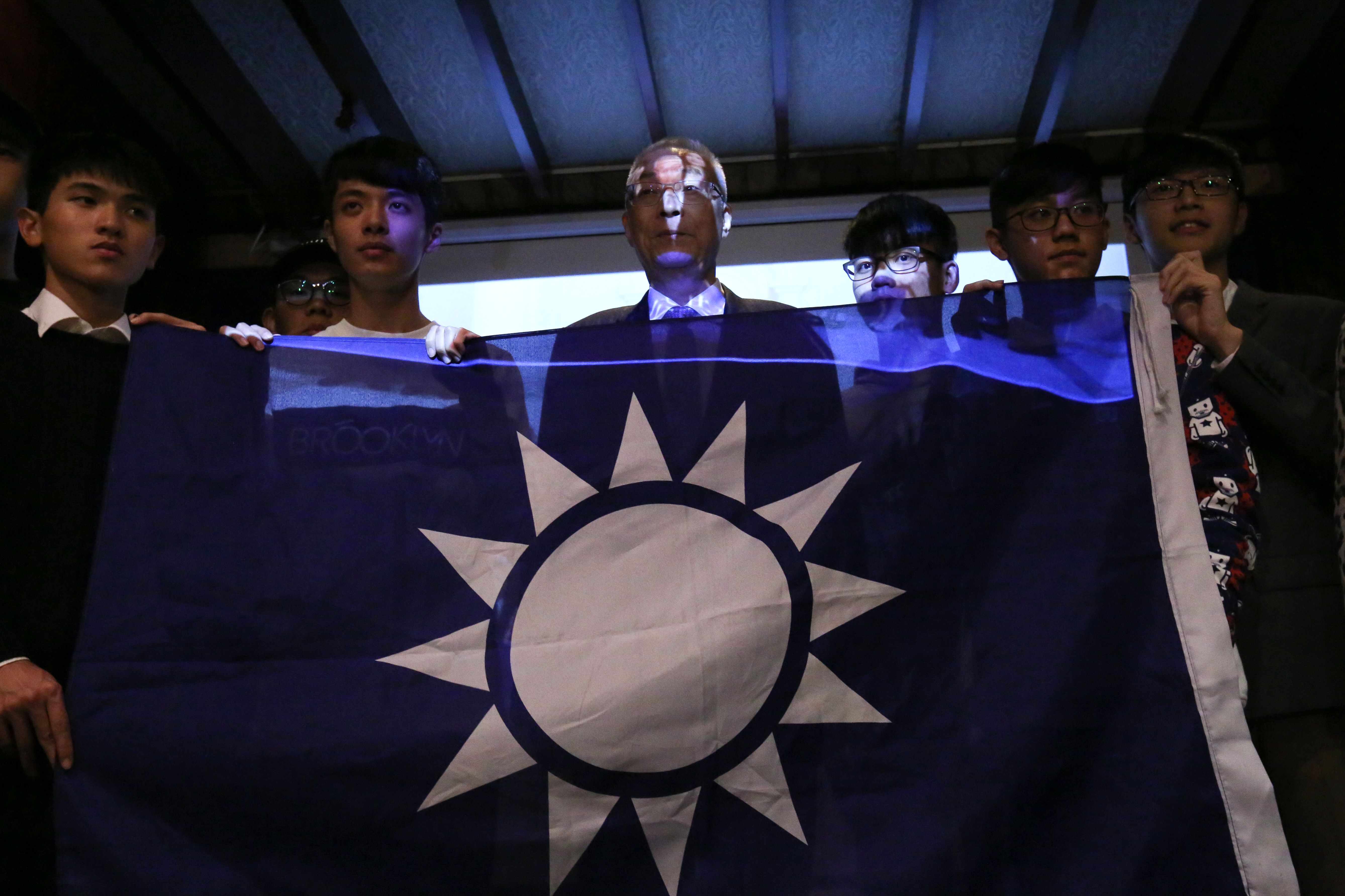 【漏網鏡頭】主席之路　論武器最愛是黨旗