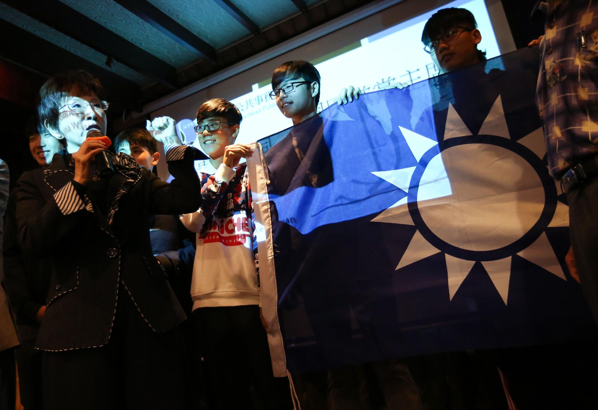 國民黨黨主席參選人洪秀柱（左）。