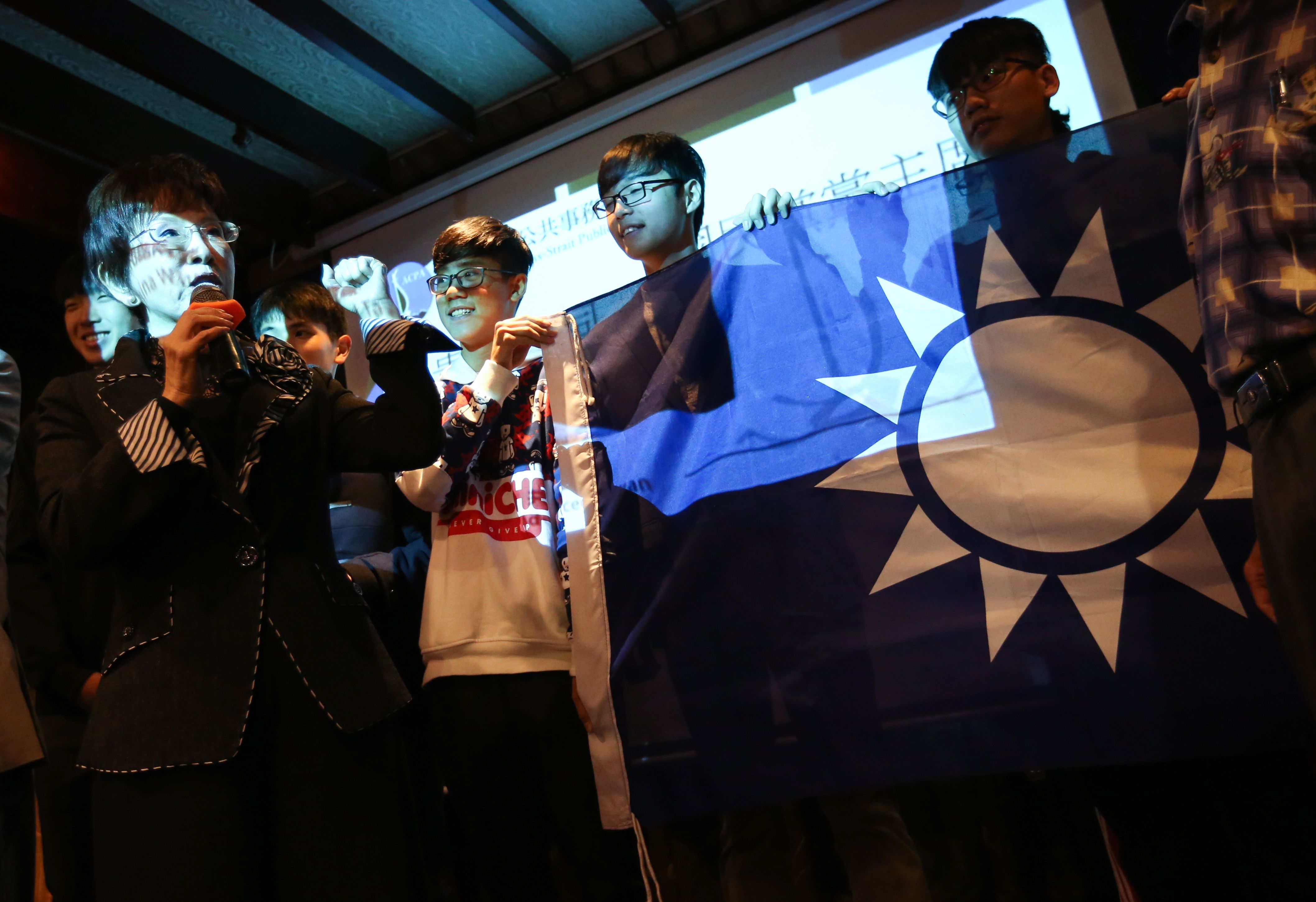 國民黨黨主席參選人洪秀柱（左）。
