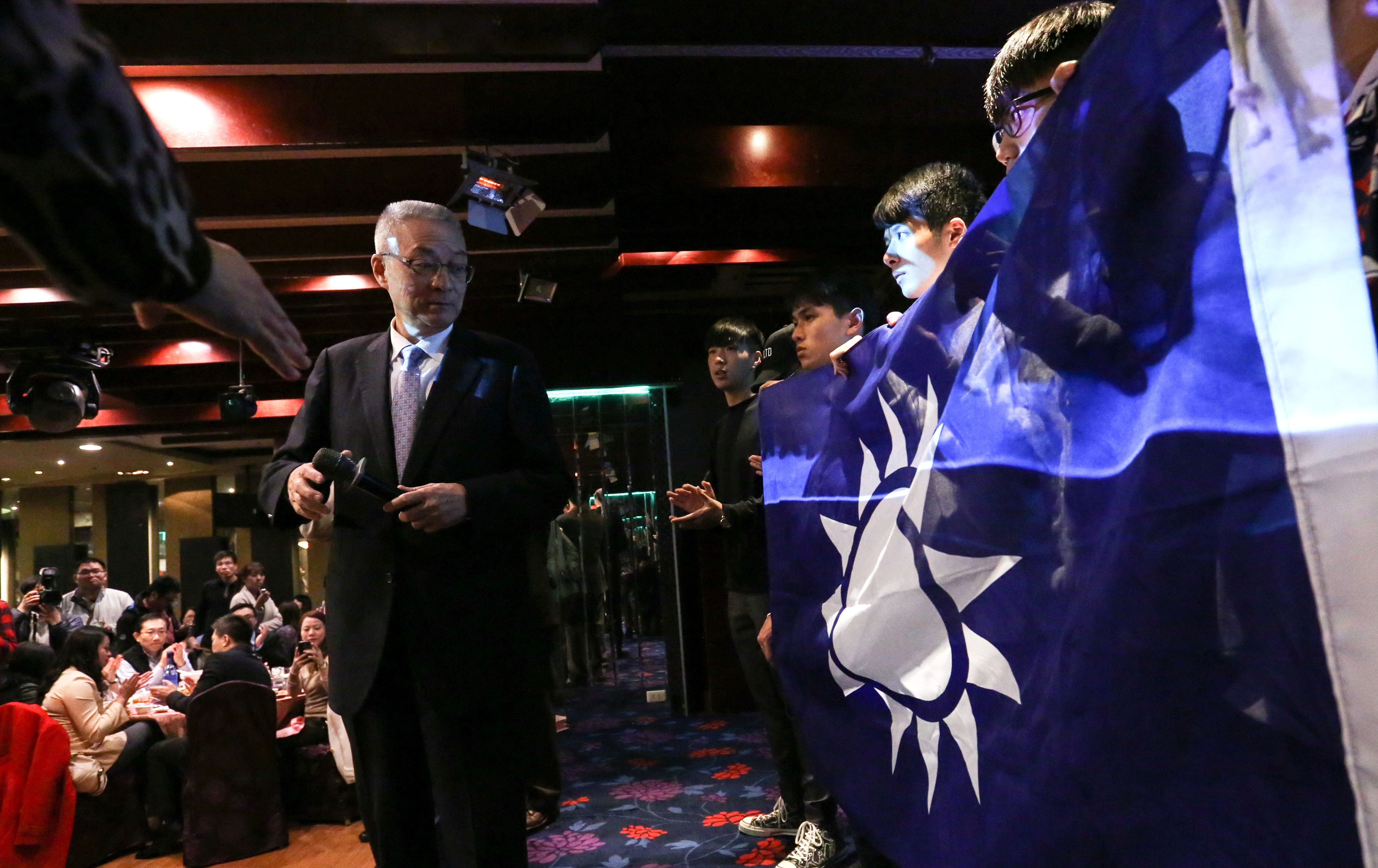 國民黨黨主席參選人吳敦義（左）。