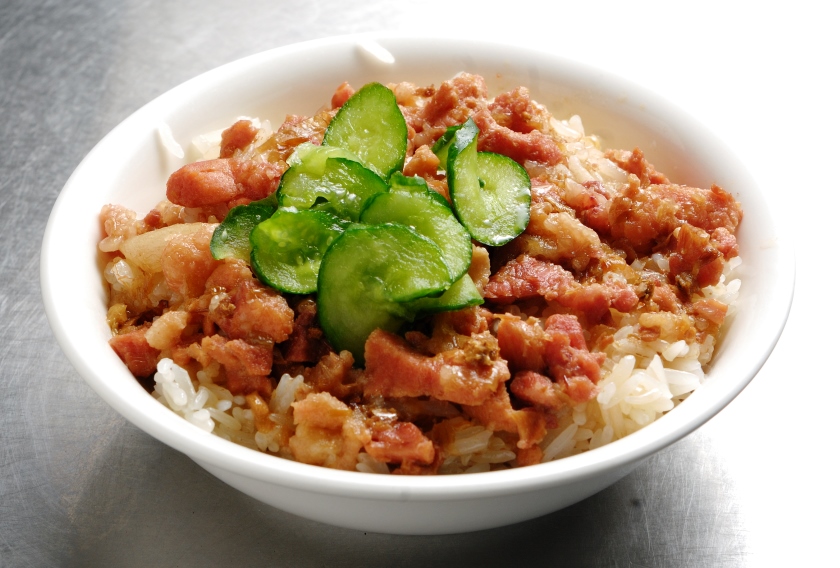 呷七碗、吃七碗都從小吃米糕起家，後來又衍生出甲八碗。