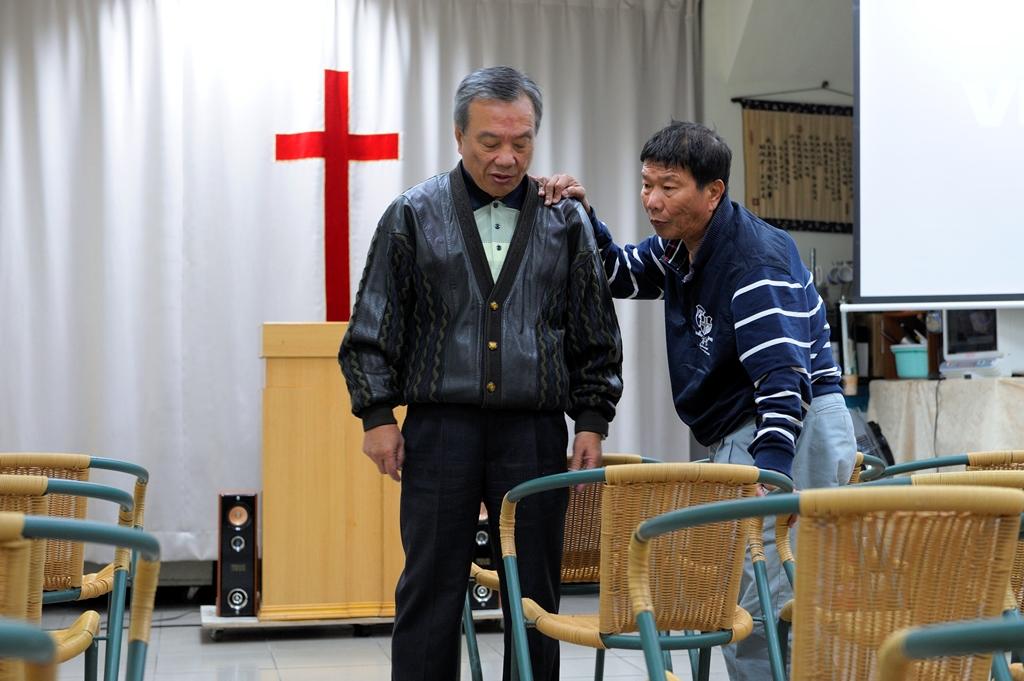 「呷七碗」老闆李東原(左)和「吃七碗」老闆李垂欣(右)是兄弟，李垂欣與妻子鬧翻後，受李東原影響信教，也學著放下對前妻的怨憤。