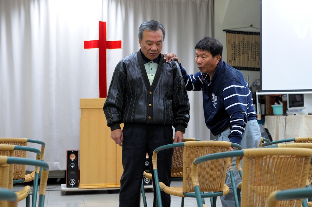 「呷七碗」老闆李東原(左)和「吃七碗」老闆李垂欣(右)是兄弟，李垂欣與妻子鬧翻後，受李東原影響信教，也學著放下對前妻的怨憤。