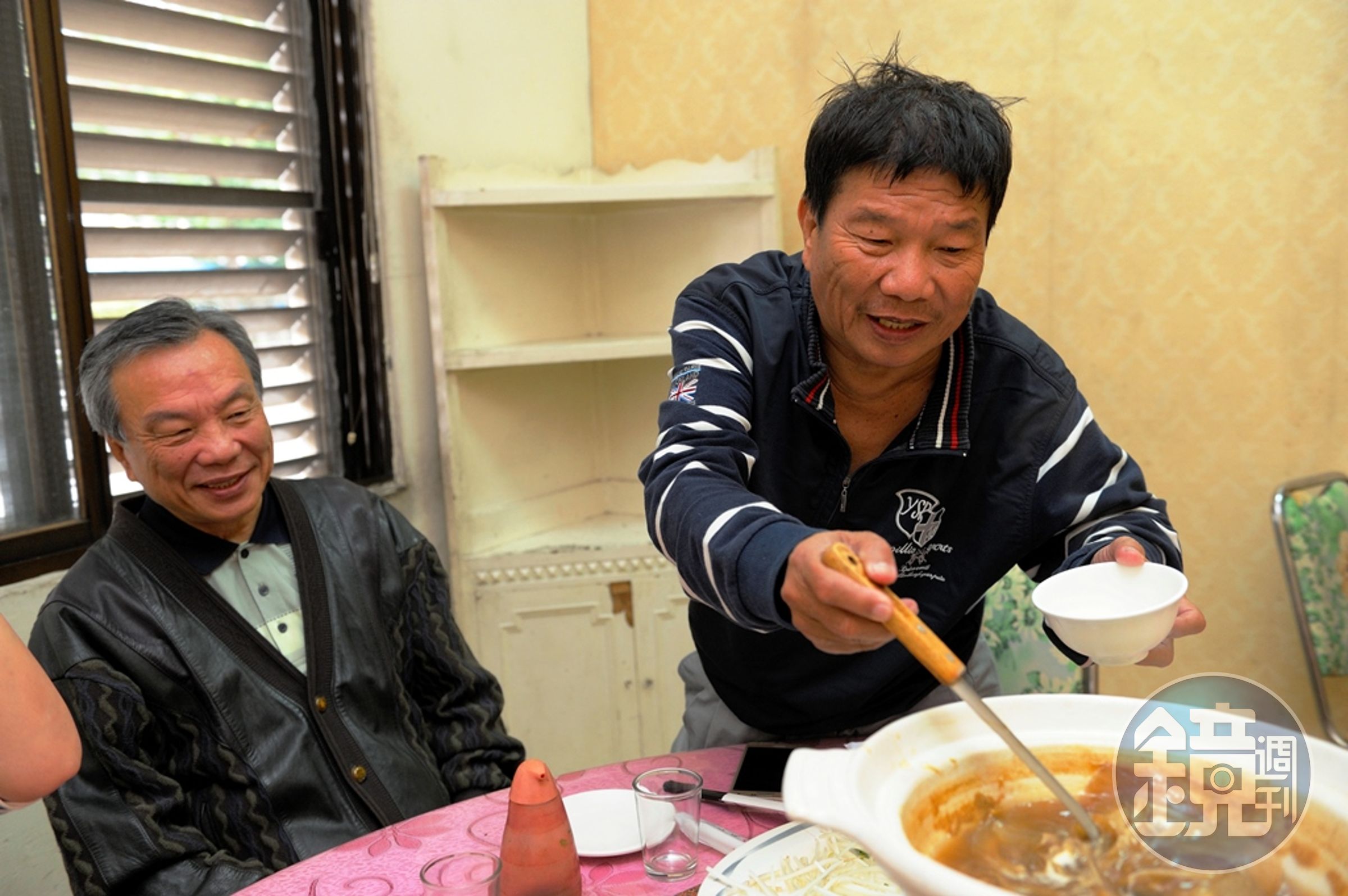 「吃七碗」老闆李垂欣(右)敬重大哥對他不離不棄，儘管行動不便，仍為哥哥盛飯打湯。