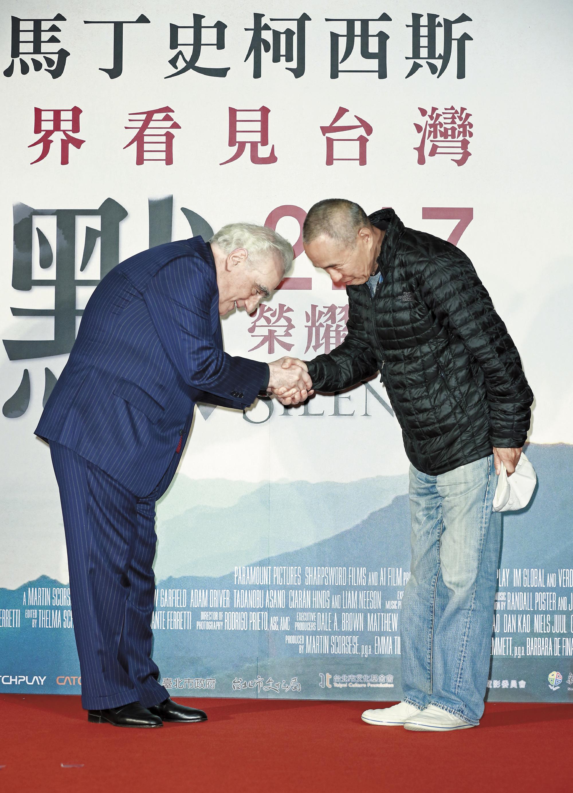 《沈默》在台首映時,導演侯孝賢(右)獻花給史柯西斯(左),彼此惺惺相惜。