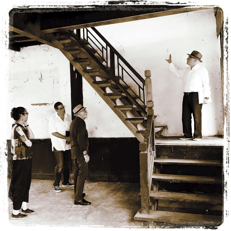 導演馬丁史柯西斯（右起）在中影片廠與美術總監丹特法拉提、攝影師羅德里哥普里亞沱、美術監督黃文英討論《沈默》場景細節。（黃文英提供）