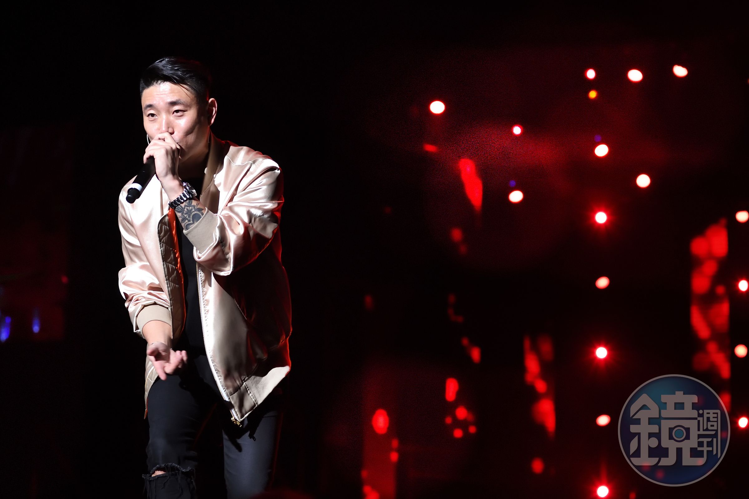 Gary以嘉賓身分出場演唱3首歌，未與其他成員互動。