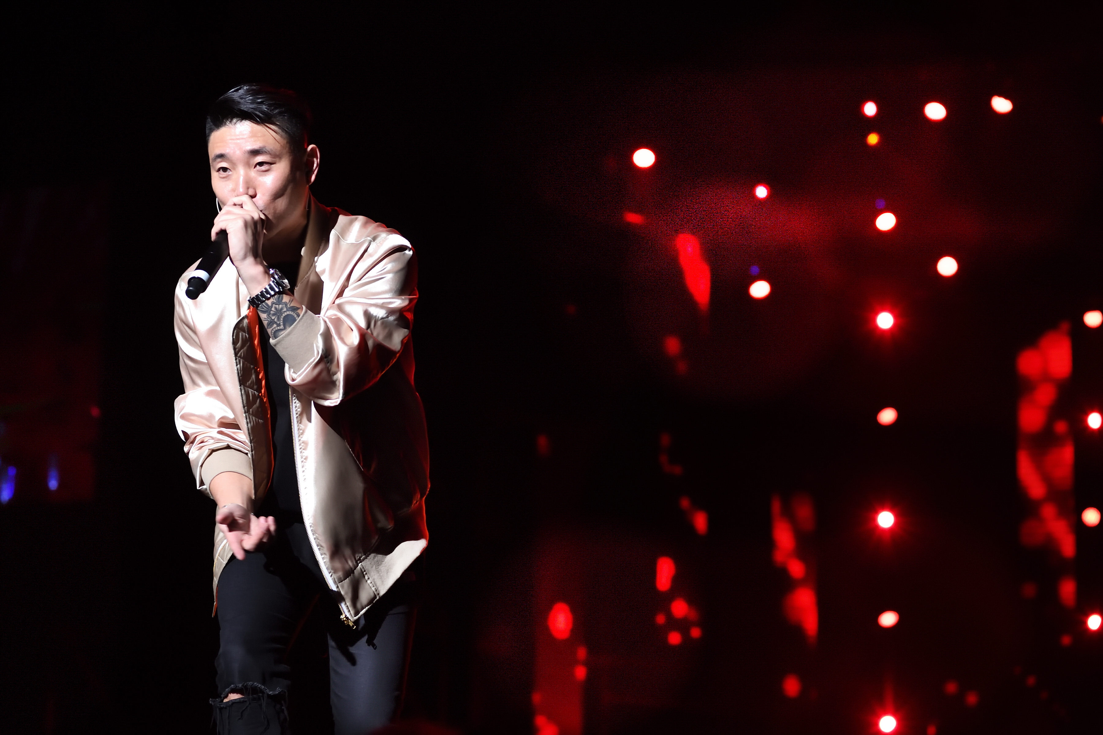 Gary以嘉賓身分出場演唱3首歌，未與其他成員互動。