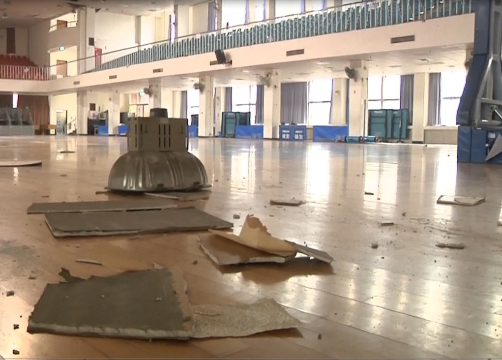 台南東光國小室內籃球場屋瓦掉落，原定繞舌慈善演唱活動被迫取消。