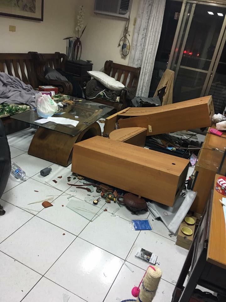 民眾po文描述凌晨地震將住家櫥櫃震垮，滿目瘡痍