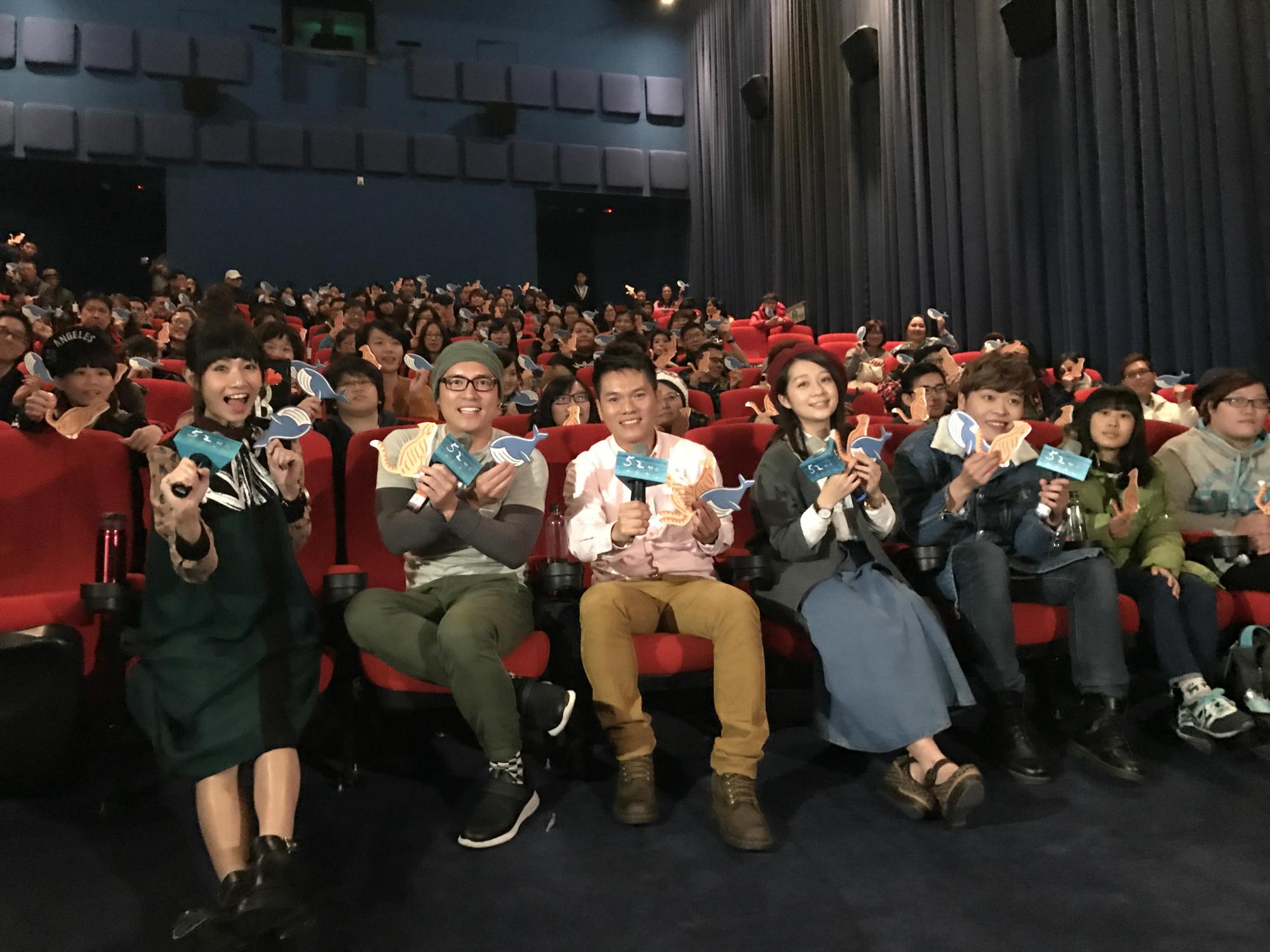 《52赫茲我愛你》演員李千娜(左起)、范逸臣、舒米恩、安乙蕎、又仁,一起加入「K歌場」與觀眾同聲高唱