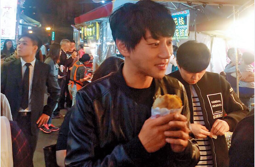 黃致列來台後，前往饒河街觀光夜市體驗台灣文化，並未到法式餐廳用餐。（讀者提供）