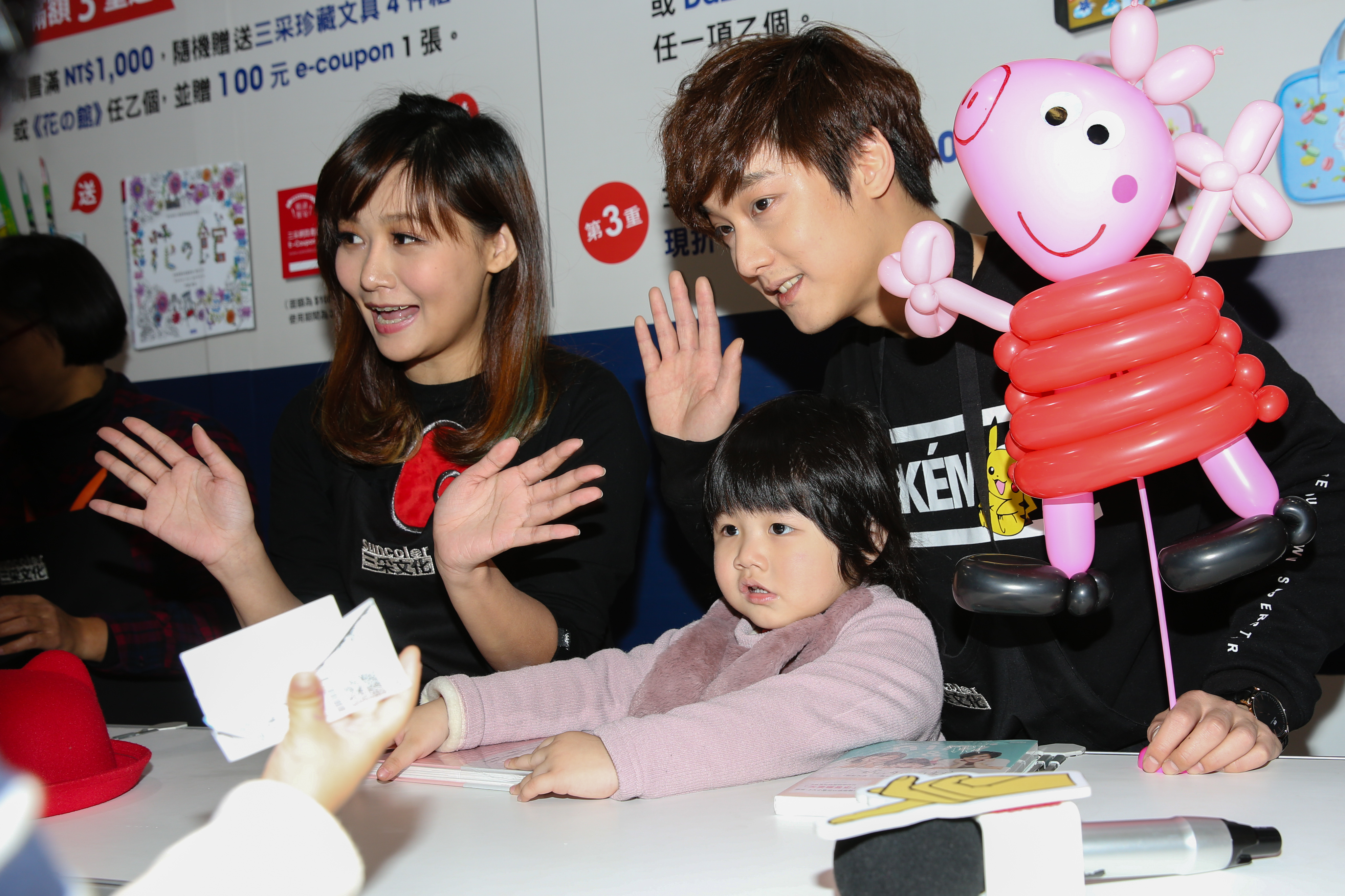 「那對夫妻」的成員，Nico（左起）、妮妮、Kim。