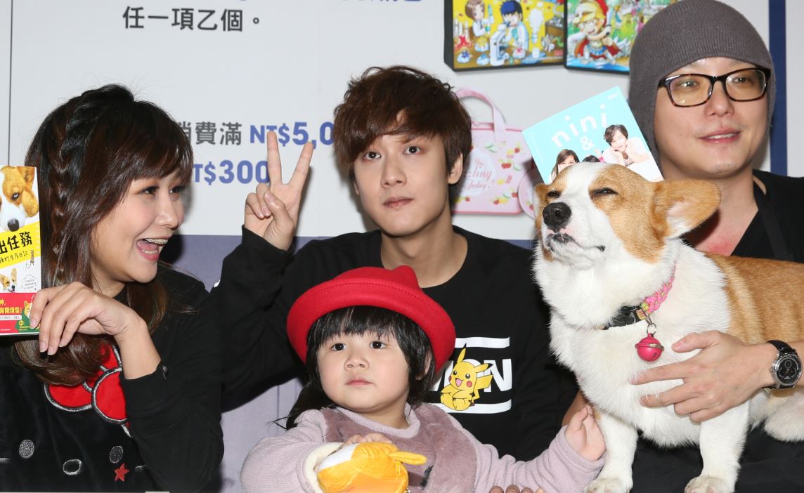 歷史性的一刻！「那對夫妻」全體與「連環泡有芒果」的神犬「大大」，難得合影留念。