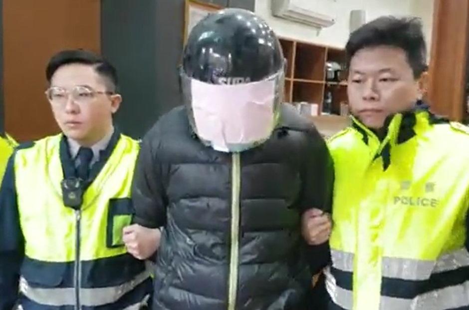 蘇嫌因女友與酒客過從甚密，竟在幼子面前痛下殺手。