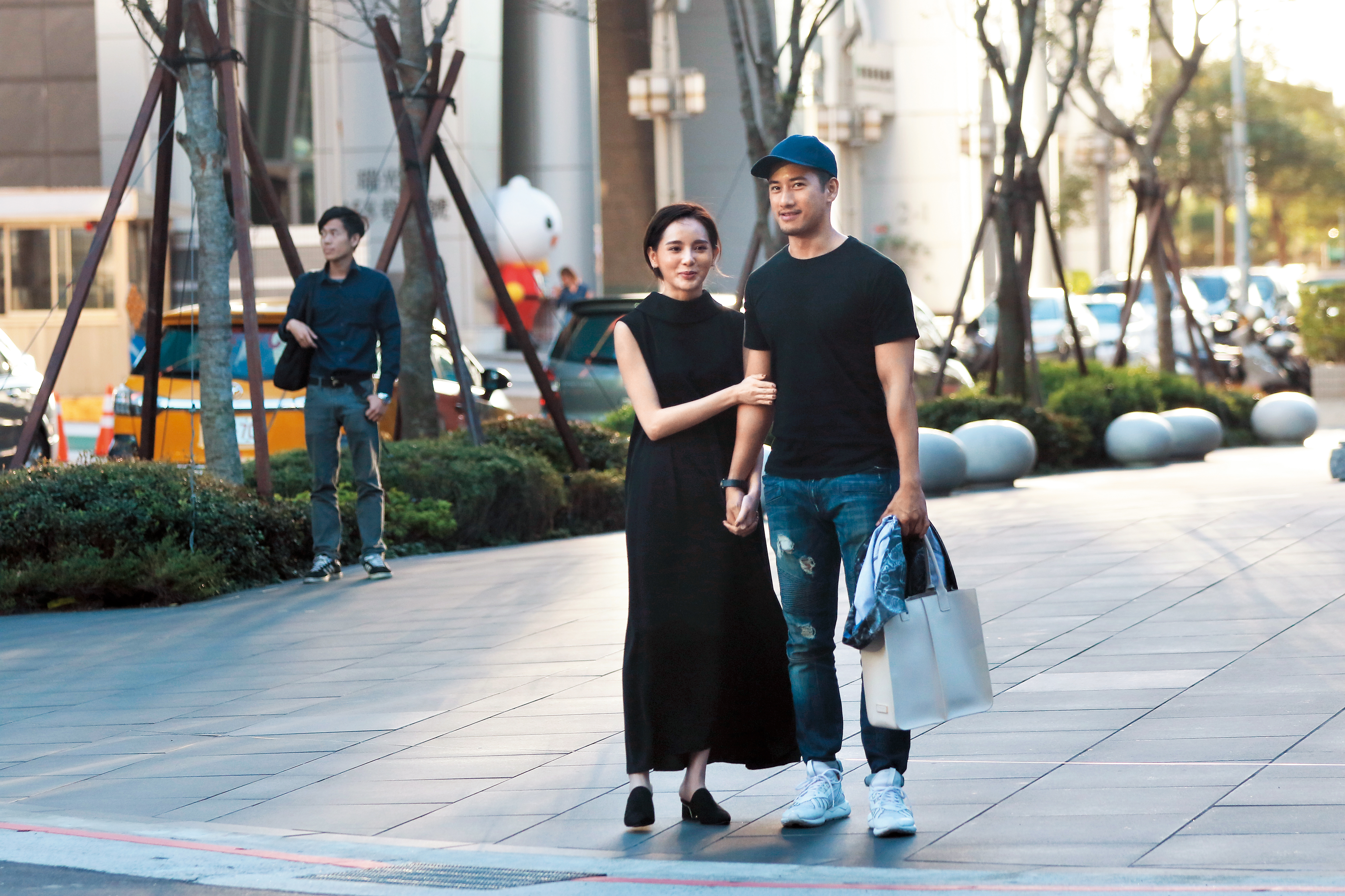 Doris牽著周孝安的手，小倆口談情1年多，肉體互動依然跟熱戀期沒啥兩樣。