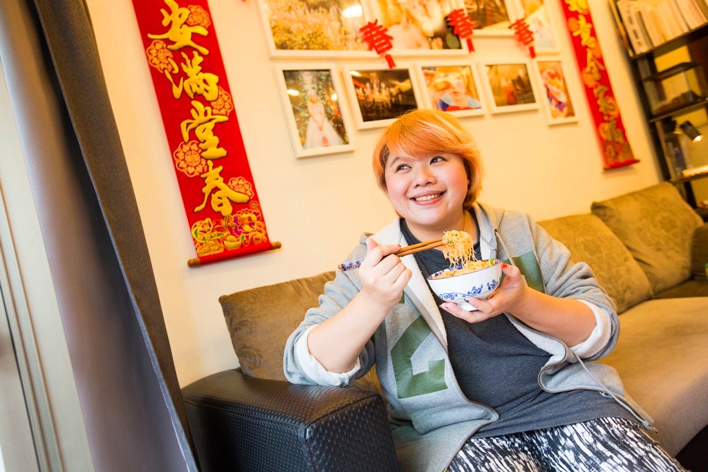 曾小嵐以前的生活圈全是繞著家裡開的那家玩具店，結婚後，她開始有了一個不一樣的世界。