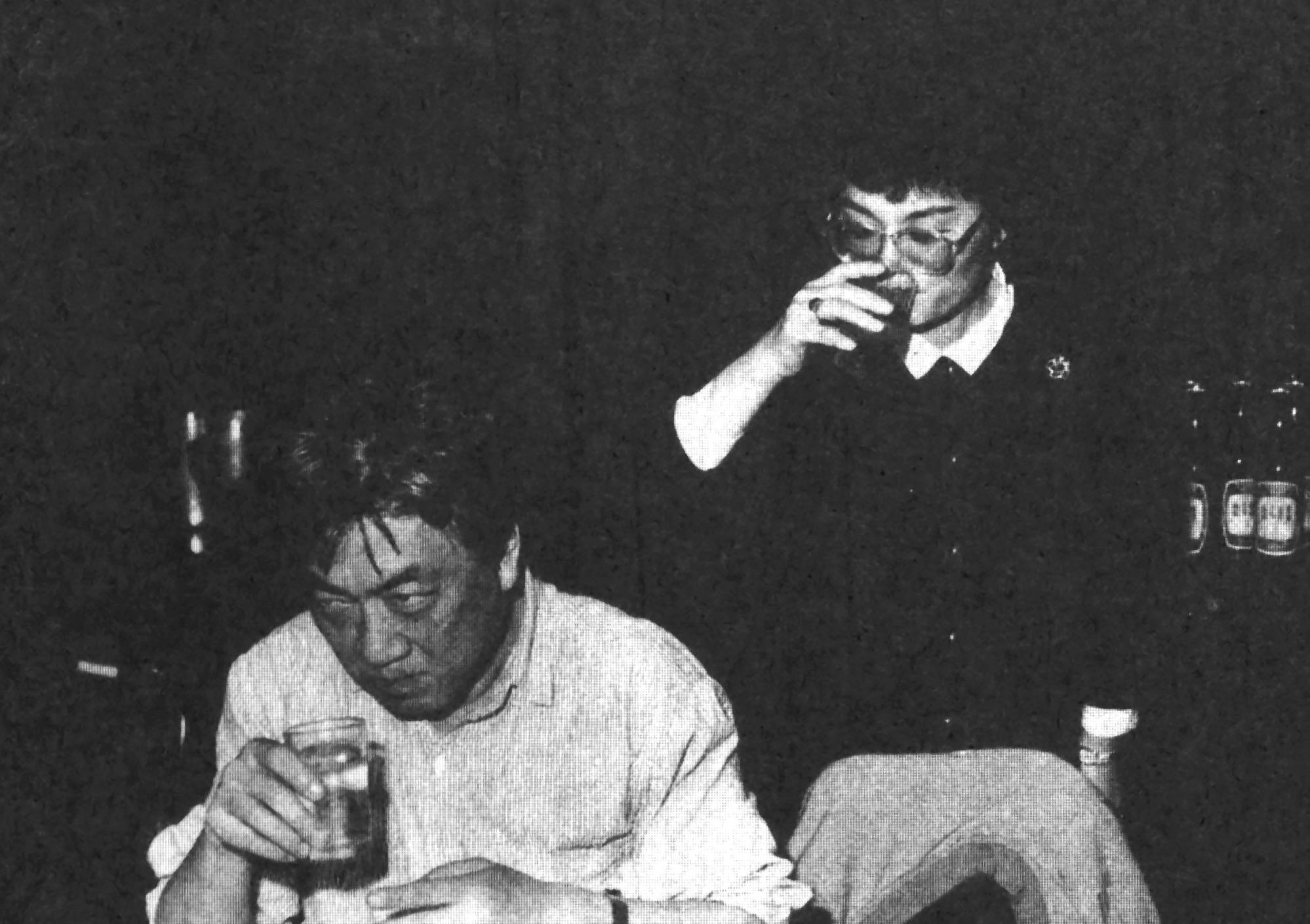 1989年,陳映真(左)與季季(右)在一場活動中向文友敬酒。(季季提供)