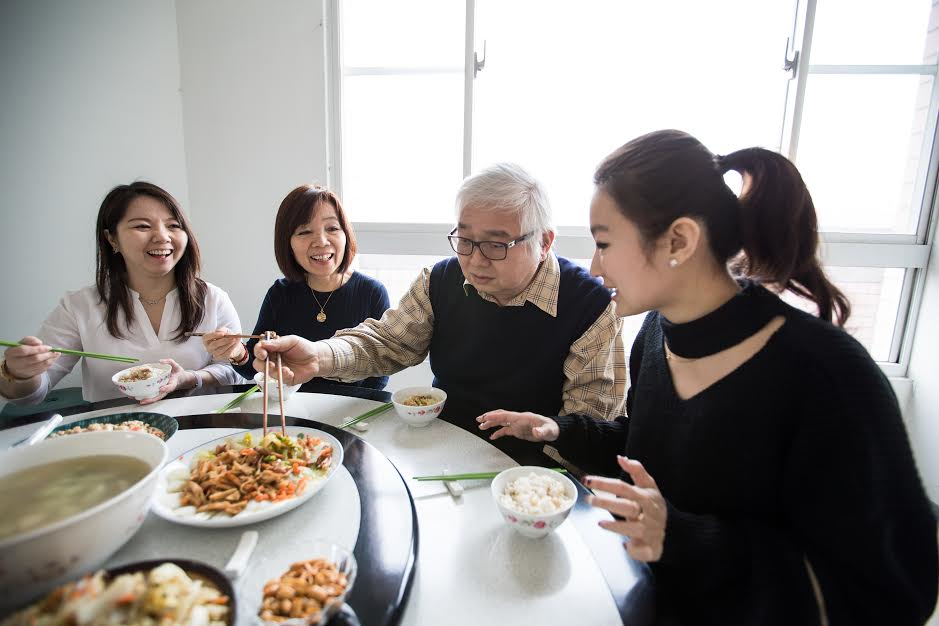 因宗教信仰緣故，李志誠（右2）一家人長年茹素，健康又不殺生，左1為大女兒李怡璇，右1為小女兒李怡君。